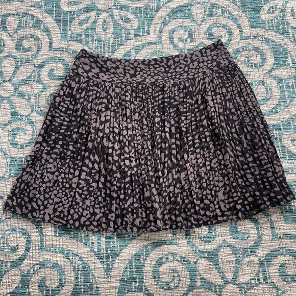 LOFT Leopard Print Pleated Mini Skirt in Black & Gray - Size 10 - Picture 3 of 7